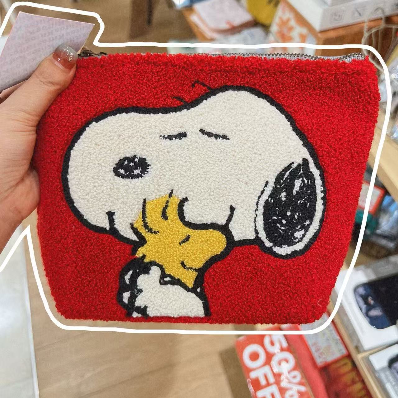 Cute Snoopy Tufted Embroidered Storage Bag